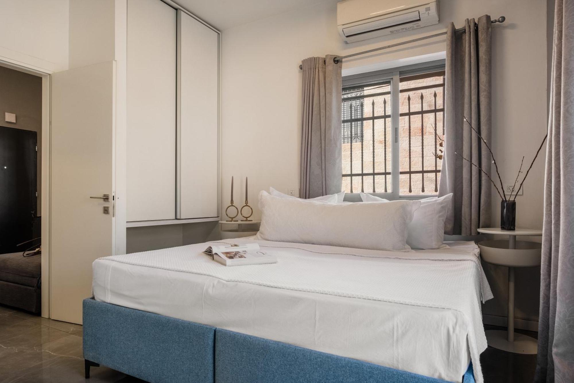 Dinning Room, Bedroom And Balcony Jerusalem Exterior photo