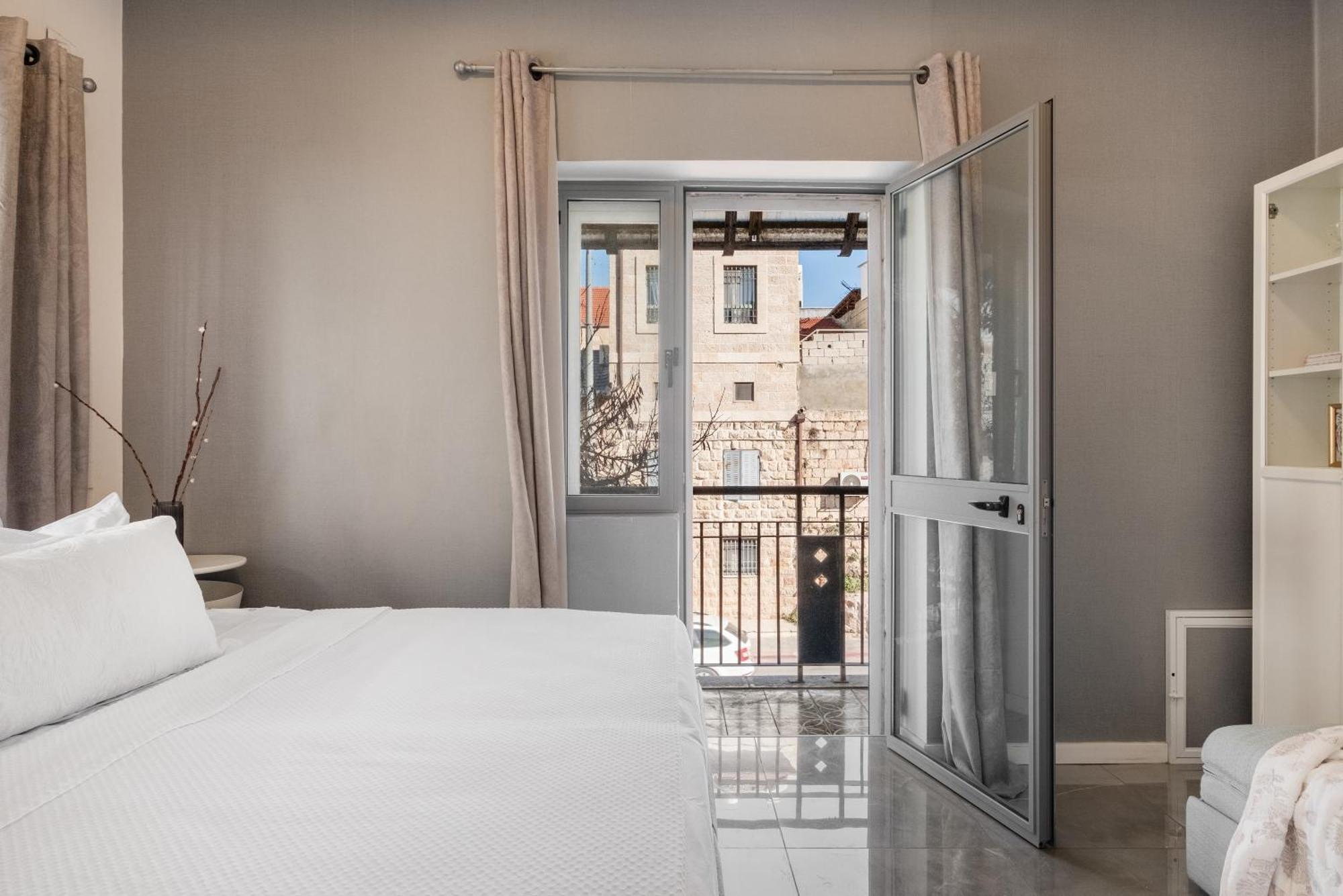 Dinning Room, Bedroom And Balcony Jerusalem Exterior photo
