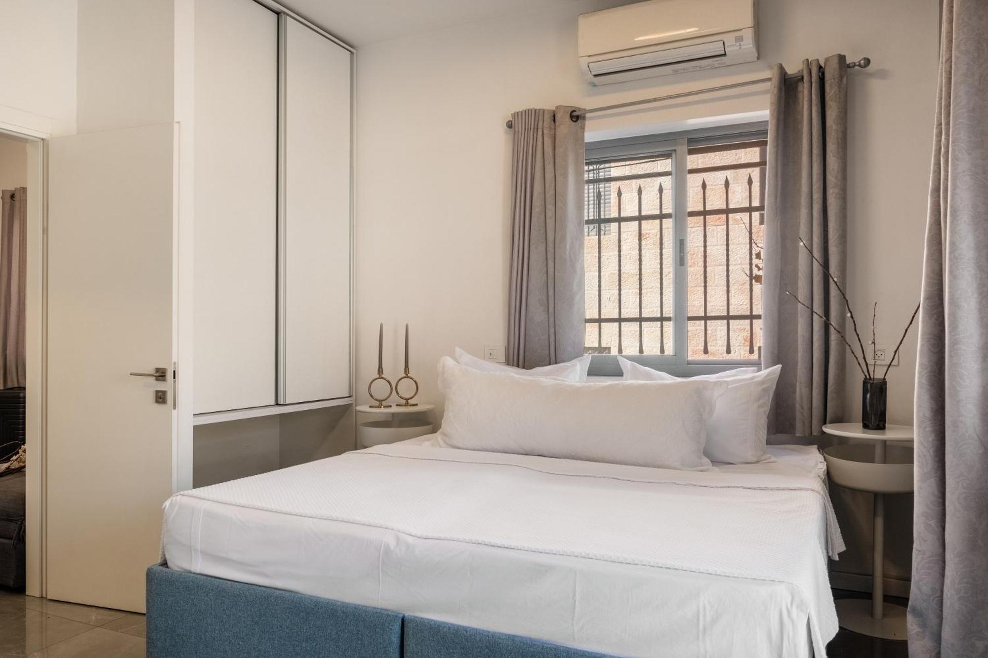 Dinning Room, Bedroom And Balcony Jerusalem Exterior photo