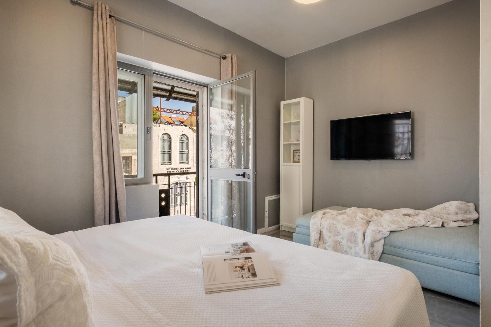 Dinning Room, Bedroom And Balcony Jerusalem Exterior photo