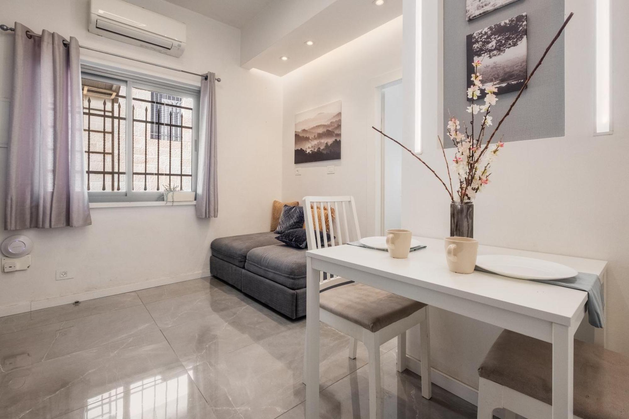 Dinning Room, Bedroom And Balcony Jerusalem Exterior photo