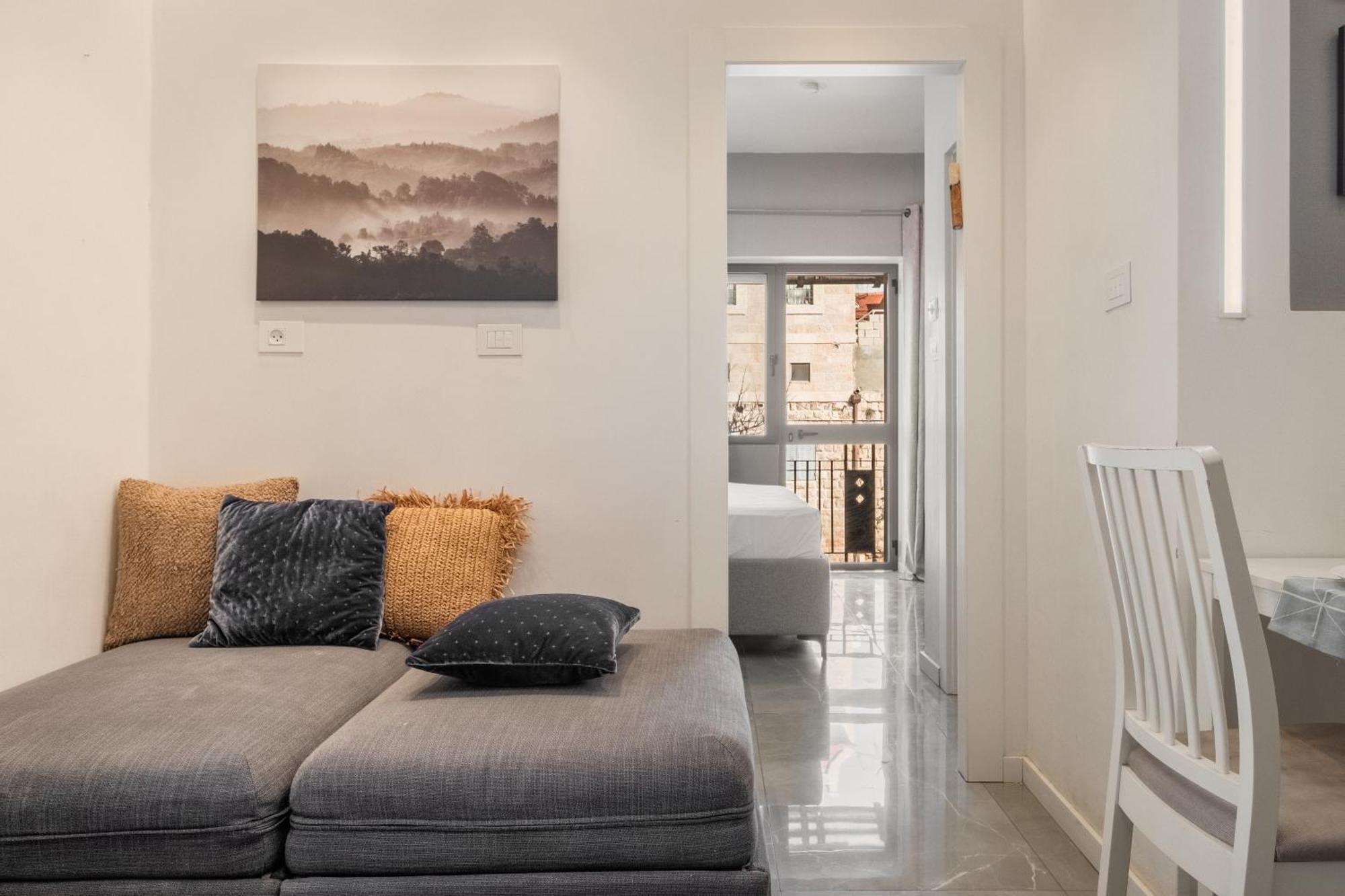 Dinning Room, Bedroom And Balcony Jerusalem Exterior photo