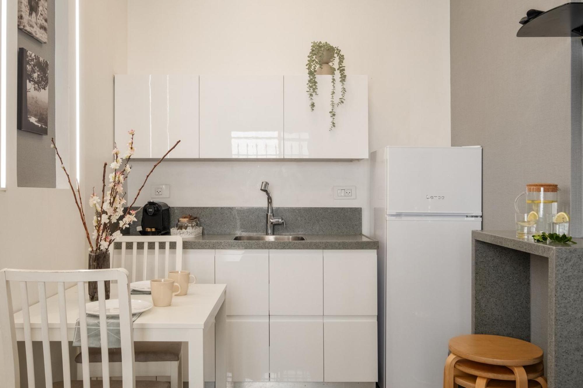 Dinning Room, Bedroom And Balcony Jerusalem Exterior photo