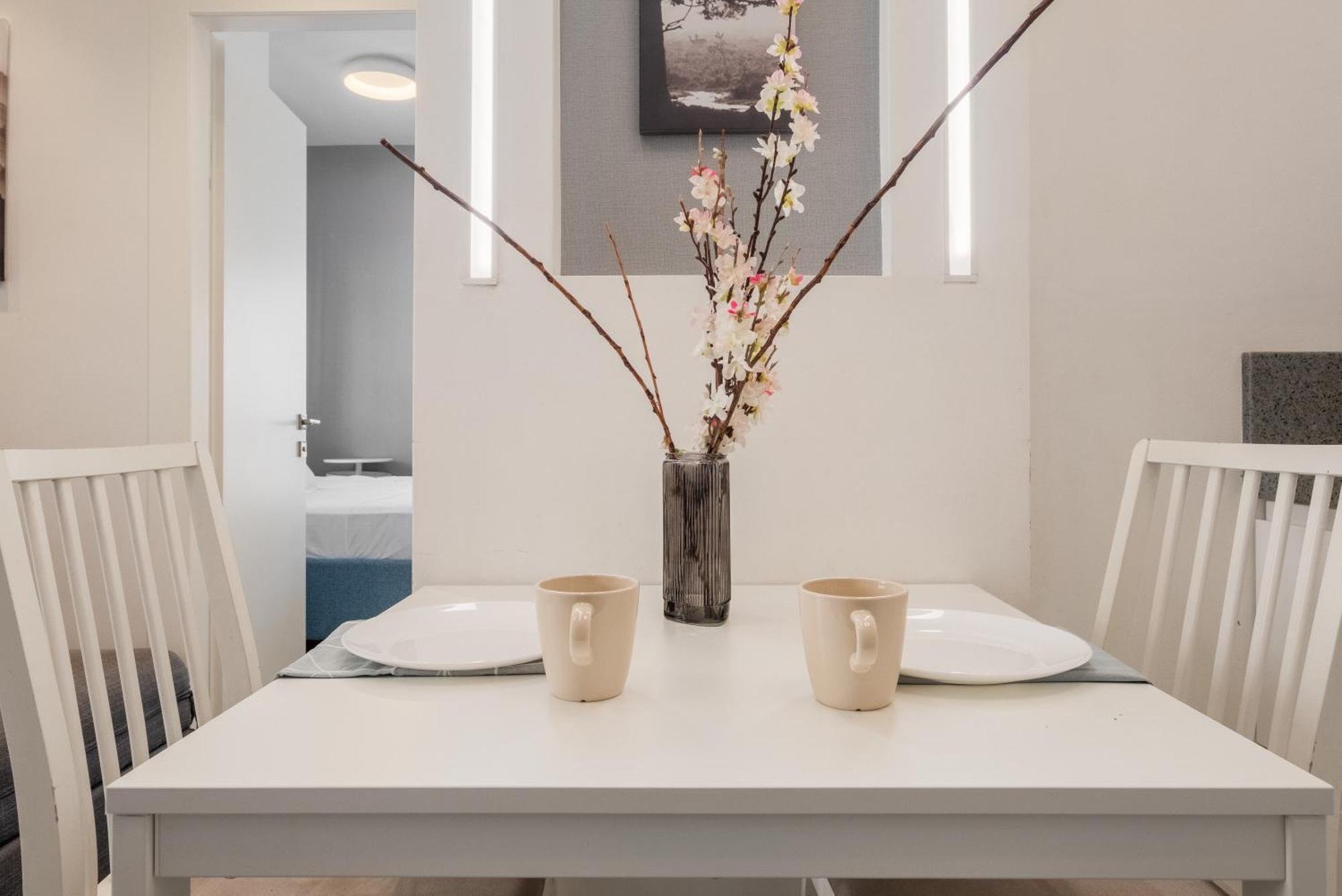 Dinning Room, Bedroom And Balcony Jerusalem Exterior photo