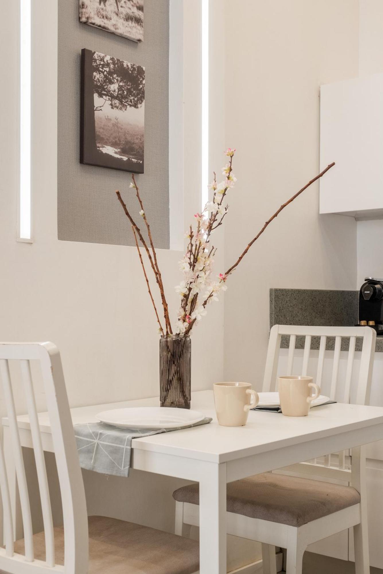 Dinning Room, Bedroom And Balcony Jerusalem Exterior photo